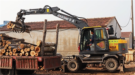 抓木机正在装卸 抓木机正在装卸