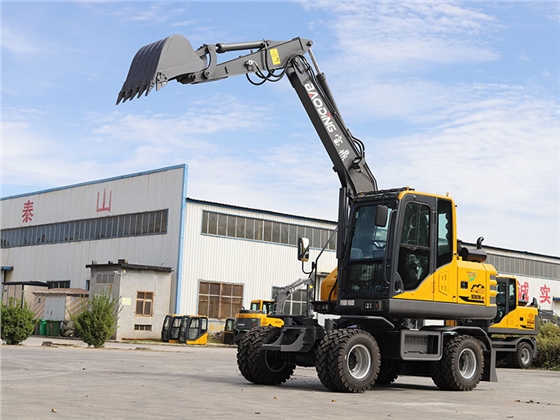 轮式挖掘机.jpg 轮式挖掘机.jpg