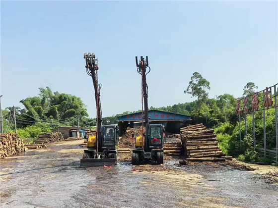 宝鼎90G轮式抓木机.jpg 宝鼎90G轮式抓木机.jpg