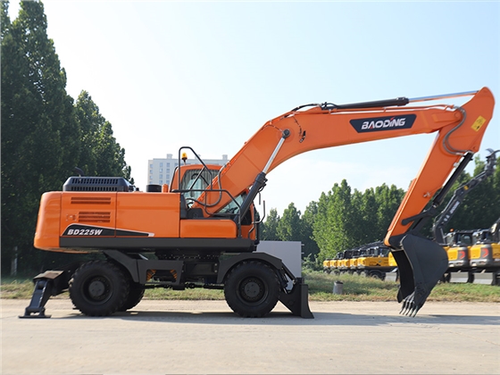 宝鼎225挖掘机.jpg
