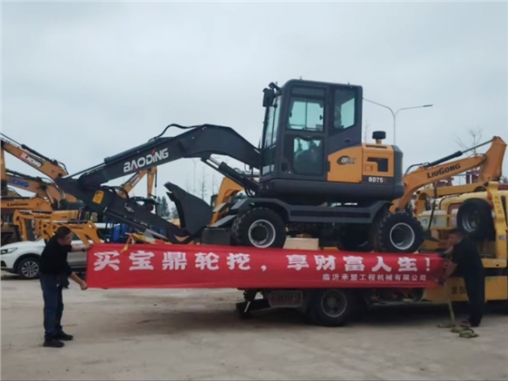 宝鼎轮式挖掘机.jpg 宝鼎轮式挖掘机.jpg