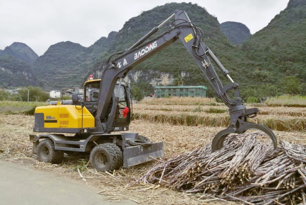 广西多功能轮式挖掘机 广西多功能轮式挖掘机