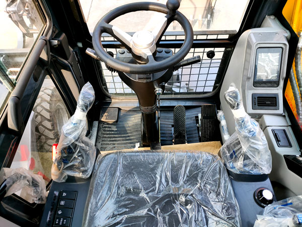 宝鼎轮式挖掘机内饰.jpg 宝鼎轮式挖掘机内饰.jpg