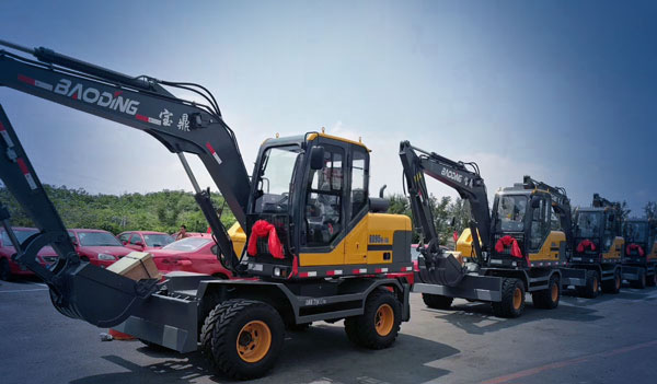 宝鼎轮式挖掘机.jpg 宝鼎轮式挖掘机.jpg