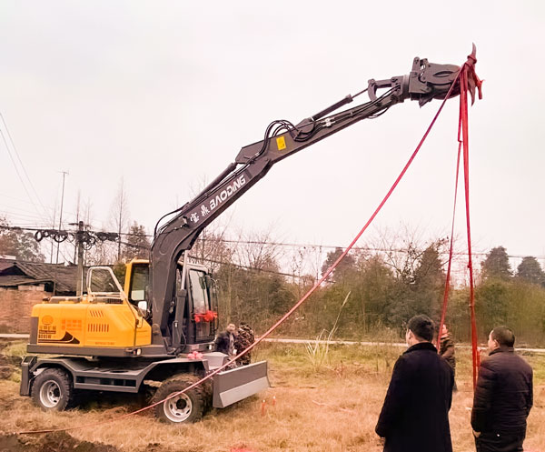 宝鼎轮式挖掘机抓木机.jpg 宝鼎轮式挖掘机抓木机.jpg