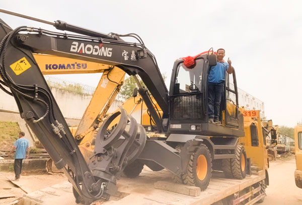 宝鼎轮式挖掘机抓木机用户.jpg 宝鼎轮式挖掘机抓木机用户.jpg