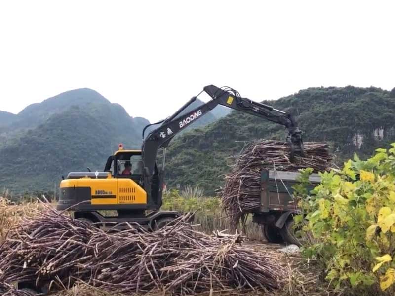 轮式物料抓装机，选宝鼎！