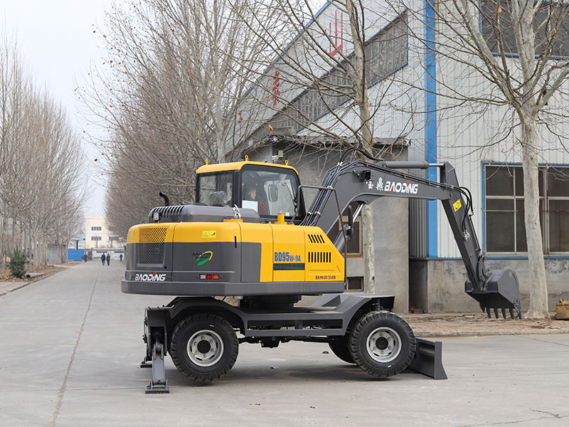 轮式挖掘机:市场现状与宝鼎挖掘机的优势