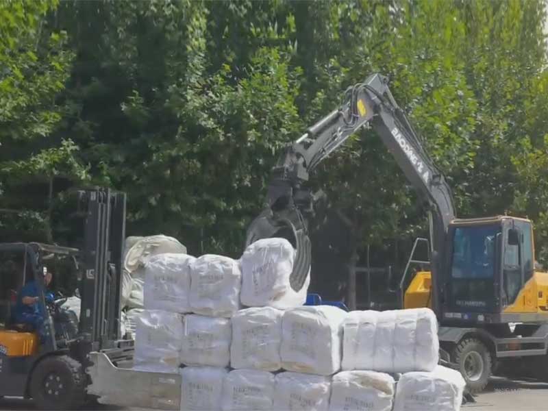 装卸行业中遥遥的宝鼎抓木机