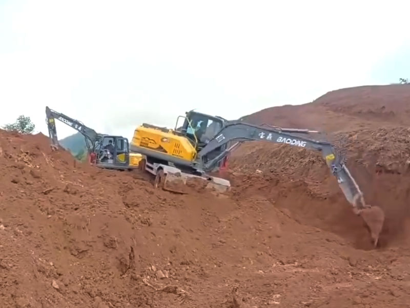 高效作业！宝鼎挖掘机田间显身手