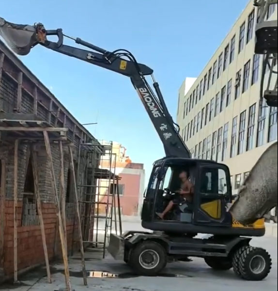 一机多用！宝鼎90G挖掘机现身建筑工地