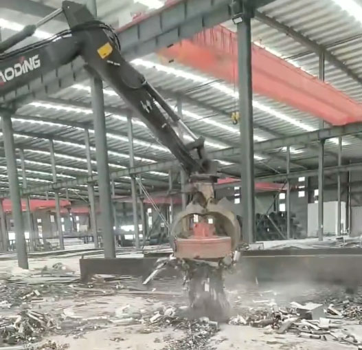 宝鼎125plus抓木机三吨重物轻松抓取