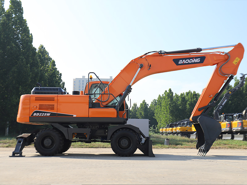 超6米挖深+多功能配置，宝鼎225挖掘机适应多种工况
