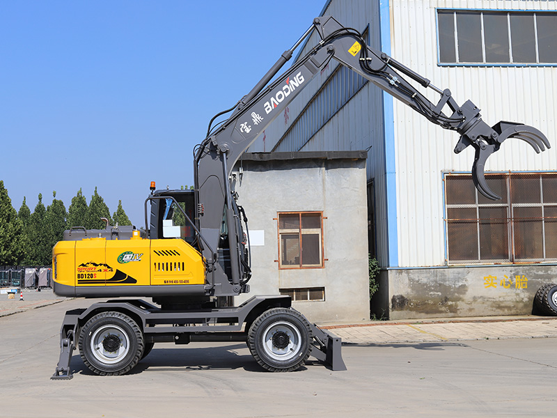 蔗林穿行者，宝鼎BD120S轮式抓木机