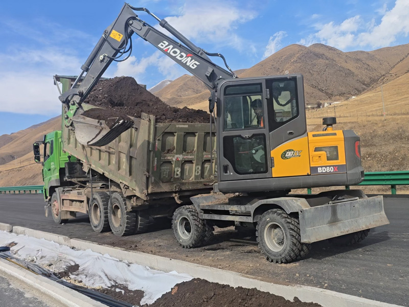 宝鼎BD80X轮式挖掘机.jpg