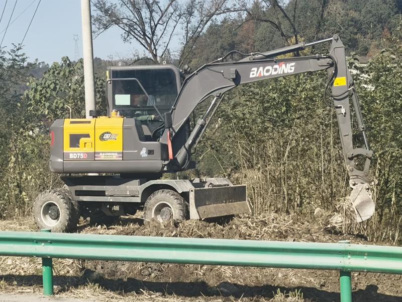 宝鼎BD75D轮式挖掘机填平绿化带