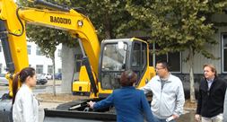 用尽洪荒之力，宝鼎小型挖掘机厂家只为顾客利益大化