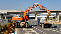 宝鼎小型挖掘机厂家助力新疆开发建设特推出高效车型