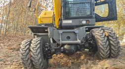 宝鼎轮式挖掘机山区工况如履平地