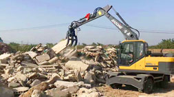 疫情期间多姿多彩的轮式挖掘机抓木机