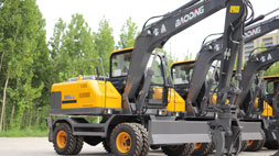 高效专攻-新一代宝鼎BD95W轮式抓木机