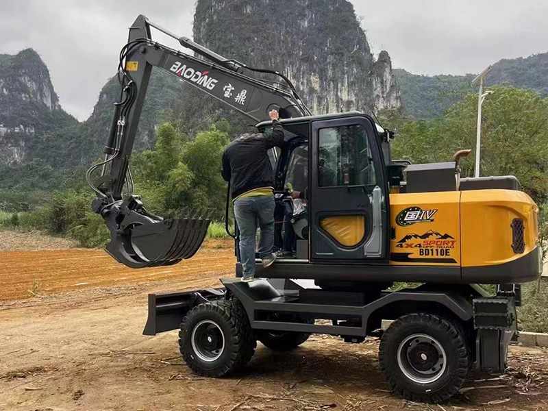 宝鼎挖掘机厂家:雪中发车,销往四川